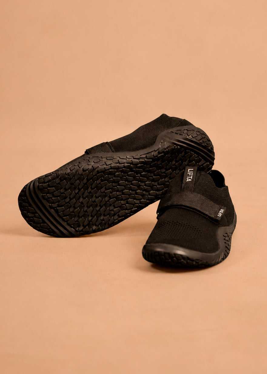 Treeni-Slipperit - Pure Black