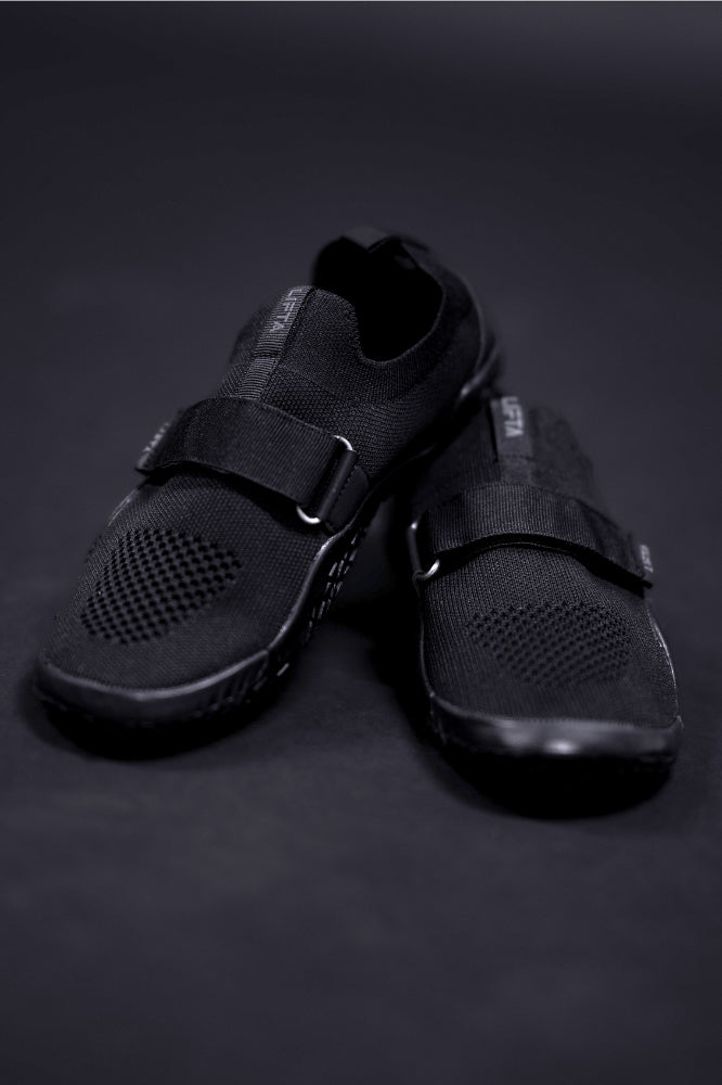 Treeni-Slipperit - Pure Black