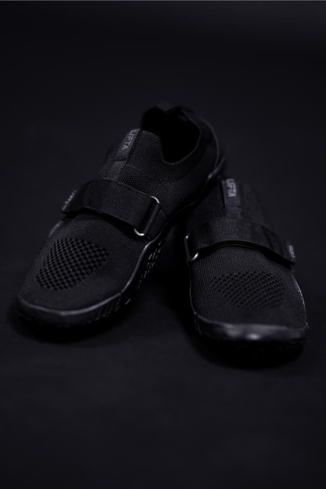 Treeni-Slipperit - Pure Black