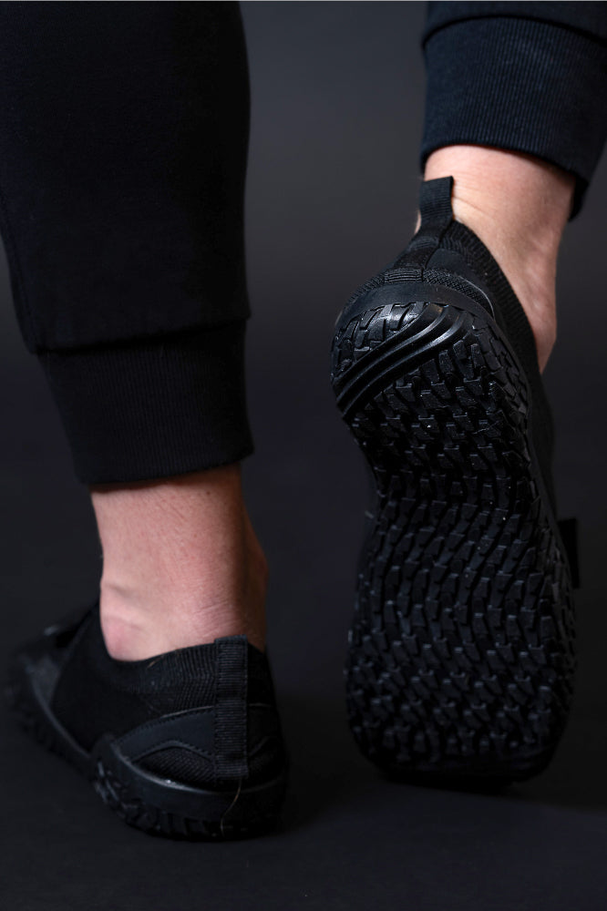 Treeni-Slipperit - Pure Black